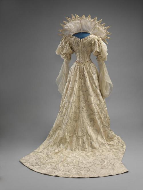 fripperiesandfobs:Worth “Duchess of Savoia” fancy dress worn by Winifred, Duchess of Portland to the