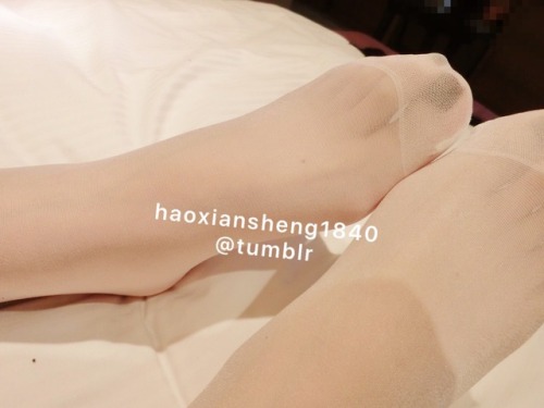 haoxiansheng1840:老婆的美足？如果说她165的身体上有什么让我觉得是最美的话。我首选她的玉足。加上本人有一些恋足的嗜好。除了有次探探玩过一个95年的小妹可以与之媲美。但毕竟妻子31了。
