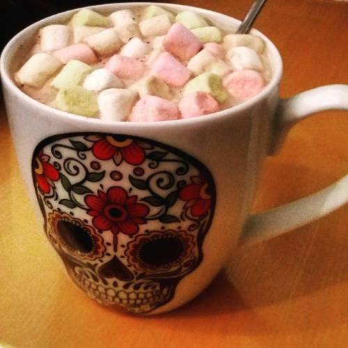 Netflix&amp;hot chocolate with marshmallows❤ #hotchocolate #marshmallows #herkkukaakao #cacao #y