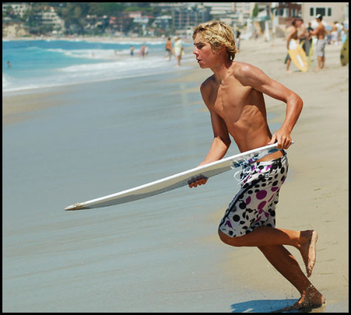 blond-surfer-guys: Skim boarding  it’s   pretty  good  fun  —   