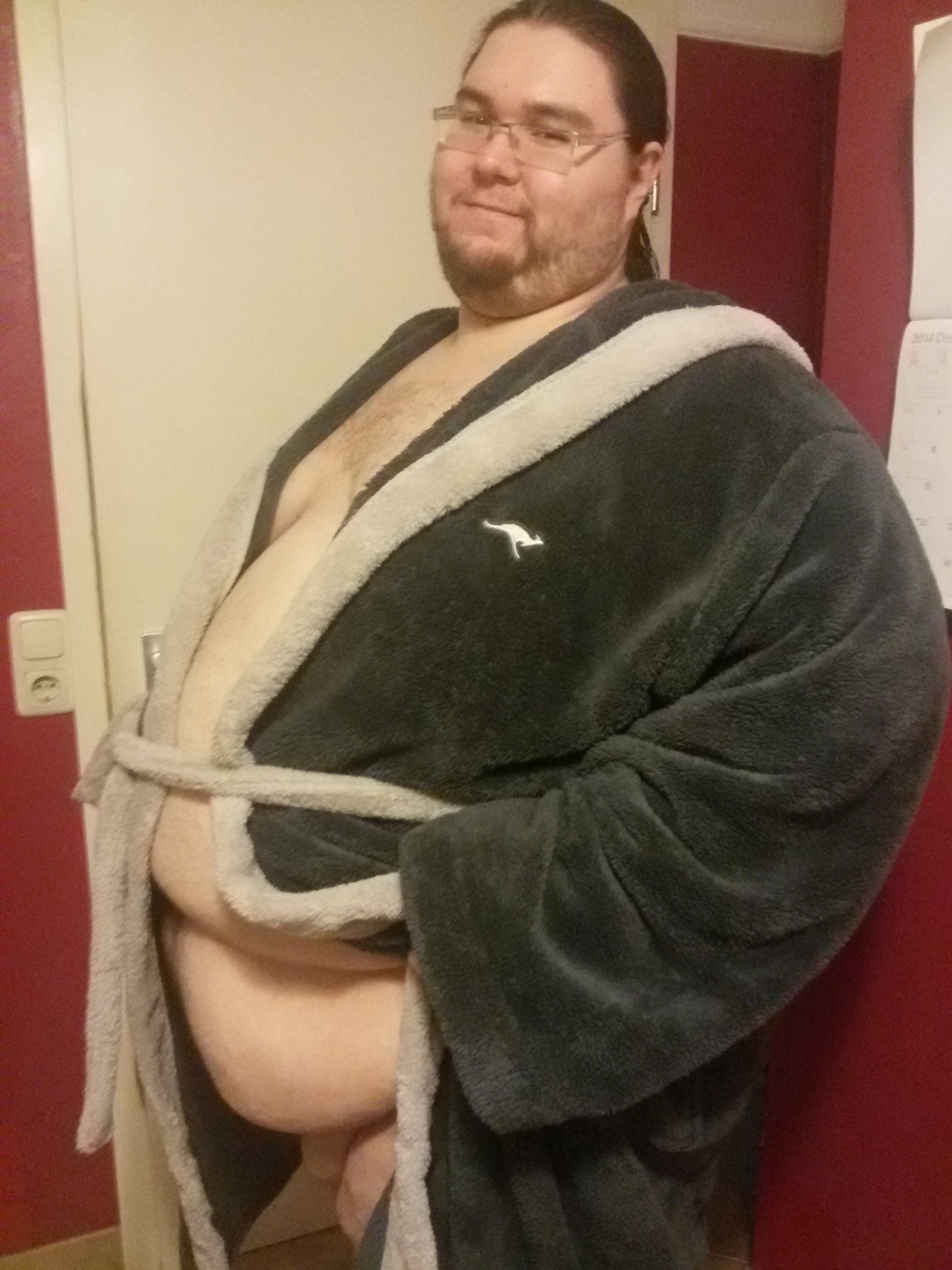 Happy new year everyone!!!  Yep, thats my new fluffy bathrobe. Cuddle me! I&rsquo;m