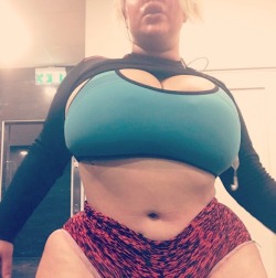 natasha-crown-official:  Straight from the gym, all sweaty and tasty 😋 #natashacrown #68inches #thick #massive #gigantic #gym #bootybuilding