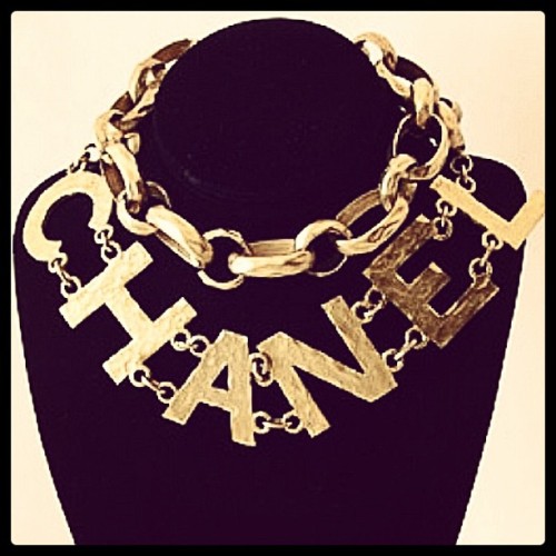 Chanel dos anos 90 #qualquerbobagem #instaqualquerbobagem #fashion #acessórios #chanel #necklace #co