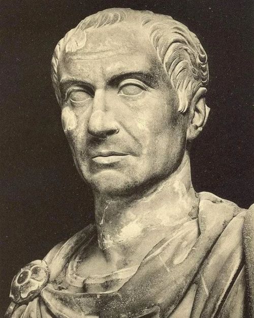 I paurosi muoiono mille volte prima della loro morte, ma l'uomo di coraggio non assapora la morte che una volta. La morte è conclusione necessaria: verrà quando vorrà.
William Shakespeare, Giulio...