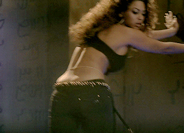 themagnoliachild:  bando–grand-scamyon:  tearthatcherryout: Beautiful Liar (2007) dir. Jake Nava This video fucked up my ENTIRE life  Never be over these belly dances