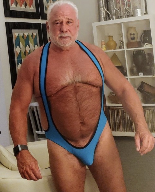 daddieslounge:If monday has got you down this will get you hard, I mean, up!!🍆🍆🍆