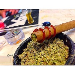 weedporndaily:  @itsm0b http://ift.tt/QQFam1