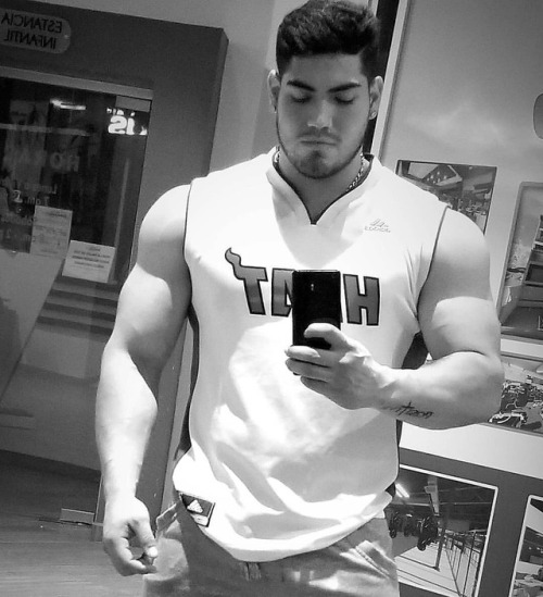 straightbait17: Mexican body builder Armando HMU for more! Zaddy!!