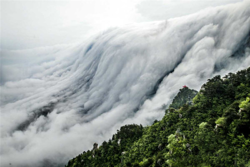 fuckyeahchinesefashion:  After a rainstorm in June, the cloud above Mount Lu庐山 looks like huge waterfall. 李松溪