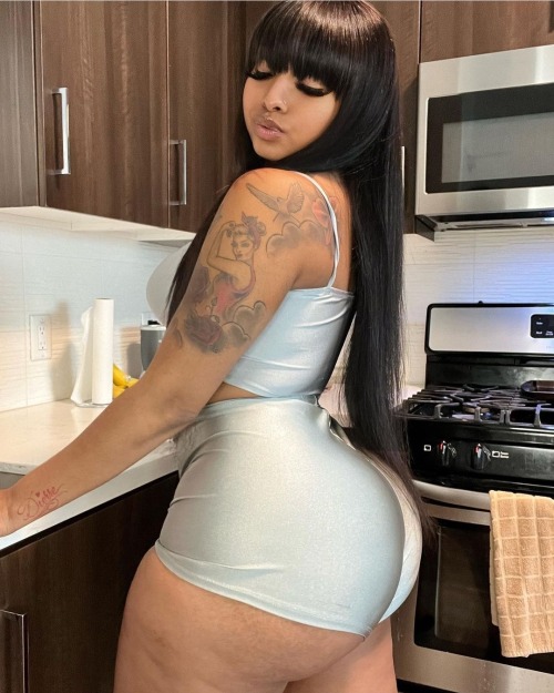 thicksexyasswomen2021:Boo’d Up @_chanelle@thicksexyasswomen2021🥃🥃