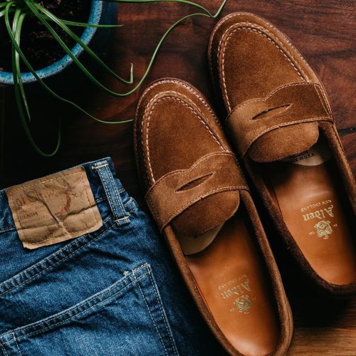 Today’s warm weather has me thinking of Alden snuff suede LHS and washed denim. ——