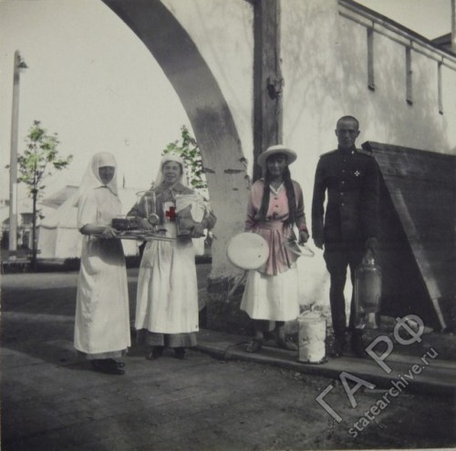 otmacamera:Maria Nikolaevna & Anastasia Nikolaevna helping nurses, 1916