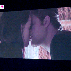 pearlescentskyblue:  21 year old taem-neunim watching a kiss scene 