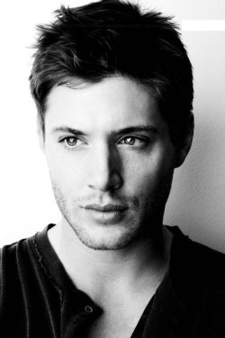 i-belive-in-heroes:  Jensen Ackles | Black and White. 