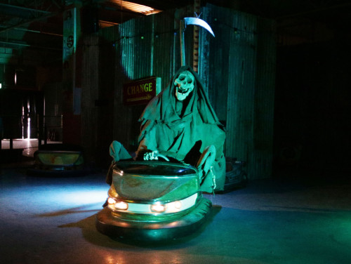 streetartlog:Inside Banksy’s Alternative and Grim Version of Disneyland Welcome to Dismaland, where 