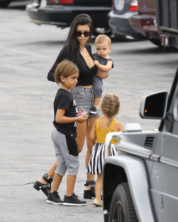 jazminla:  daiilycelebs:    10/16/15 - Kourtney kardashian arriving at birthday party with her kids Mason, Penelope + Reign in Burbank.     😍