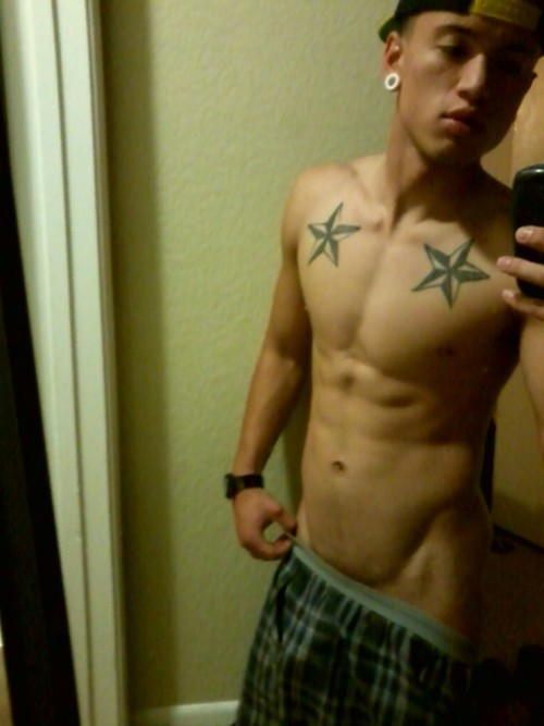 21770645:  blessedngifted-theyoungmalebody:  HOTTIES be showing off their hot bods!