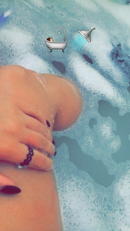 demonxsky:Buy my snapchat for nude bath pics/vids✨