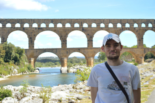 Le pont du Gard….Ce mastodonte de pierre (50.000 tonnes tout de même )  à été construit par l