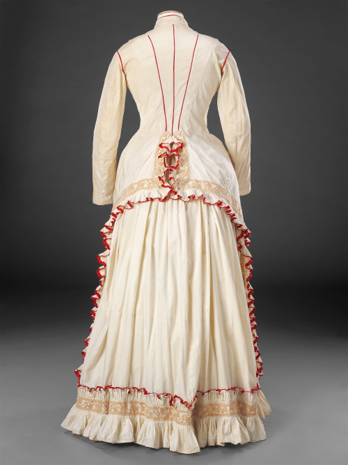 fripperiesandfobs:Day dress, mid-1870′sFrom the John Bright Historic Costume Collection