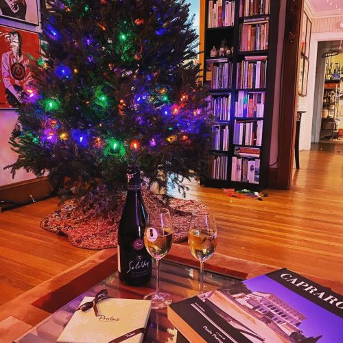 Trimming the tree tonight. Chocolates from @pralinebelmont and sparkling wine is @solouvafranciacort