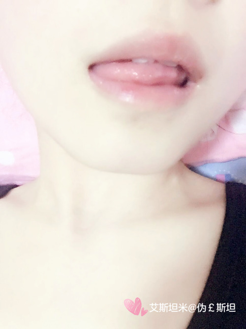 cz101600: 精液喊嘴巴里舍不得咽下去！要拍完照片再咽下去！