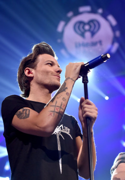 direct-news:  HQ’s - One Direction performs onstage during the 2014 iHeartRadio Music Festival at the MGM Grand Garden Arena on September 20, 2014 in Las Vegas, Nevada. 