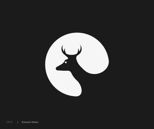 Logodesign e spazio vuoto, l'esercizio del giorno a misura di cervo.