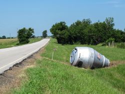 only1600kids:    A cement truck crashed near Winganon, Oklahoma in the 1950s and the mixer was too heavy to move. It’s still there; locals have painted it to look like an abandoned NASA capsule.   
