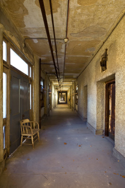  Long aboveground tunnel connecting the various quarantine wards