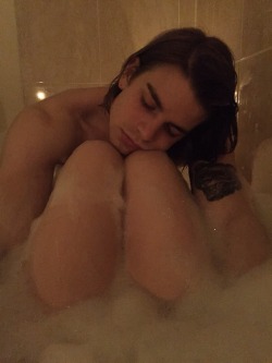 pity-sex:  The lavender bath we had the night he was leaving  Oh I want this 😳🙊