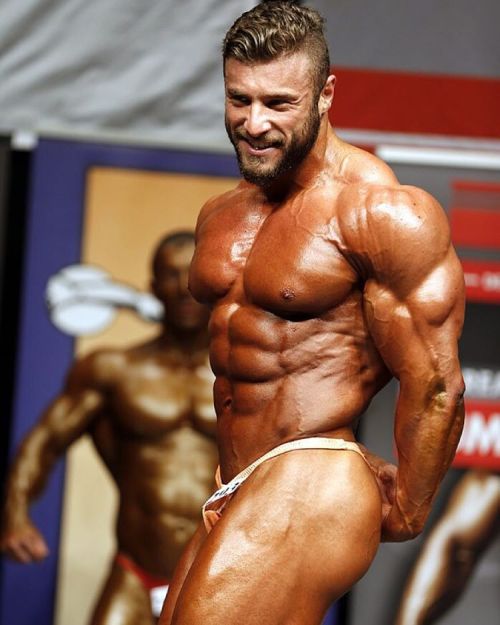 saintboxer:  jovannirdz:  #Bodybuilder 😍      (via TumbleOn)
