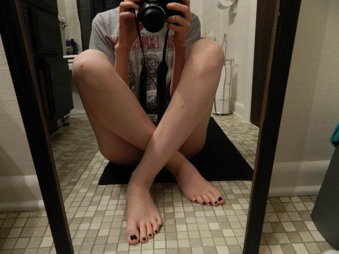 cutegirlfeetblog:  :)