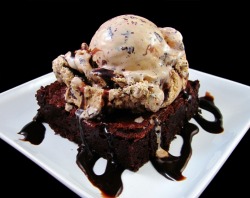 fyeahsundaes:  Bittersweet Brownie a la Mode: