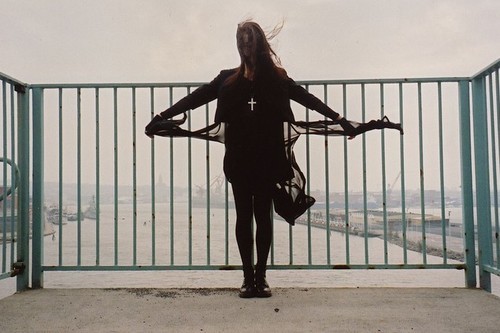 fridaskjfg:  READY FOR ABDUCTION | via Tumblr en We Heart It. http://weheartit.com/entry/69925640/via/FriidaHyvonen