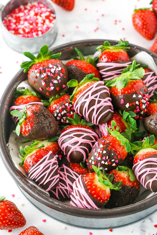 foodffs:  EASY CHOCOLATE COVERED STRAWBERRIESFollow