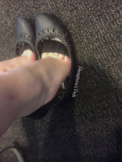 zetpoy: persephonespeds: Sneaky work pics with small flat socks Kiss my arch  The anklet tells a tal