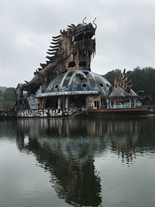 abandonedandurbex: Abandoned waterpark Ho Thuy Tien in Vietnam (x-post evilbuildings) [3024 x 4032]
