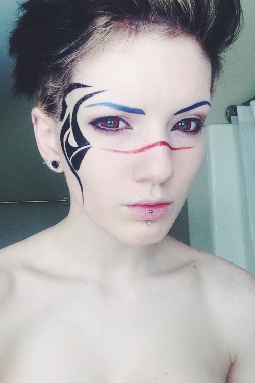 spectredeflector:Koujaku today! This cosplay is HELLA ANNOYING TO WEAR after I got pics I immediately wrapped the kimono around my waist and took all the accessories off but hey my tat looks cool