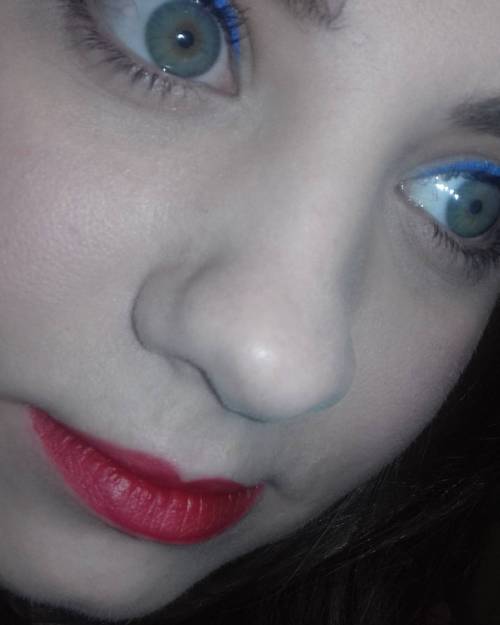 Feeling #summery with my #wetnwild megaliner in voltage #blue &amp; #orange #lips using the #mixui #