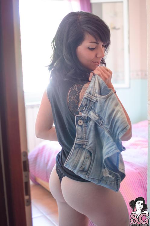 past-her-eyes:  FeatherJ Suicide  featherj.suicidegirls.com Link to South African SuicideGirls