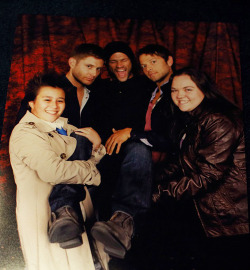 wayward-angel:  wE PICKED UP JARED AND APPARENTLY MISHA PUT HIS HAND IN JARED’S CROTCH AND JARED’S THIGH IS VERY FIRM JENSEN LOOKS BORED BUT HE MADE THE GREATEST LAUGH AFTER WE PUT JARED DOWN LIKE nO 