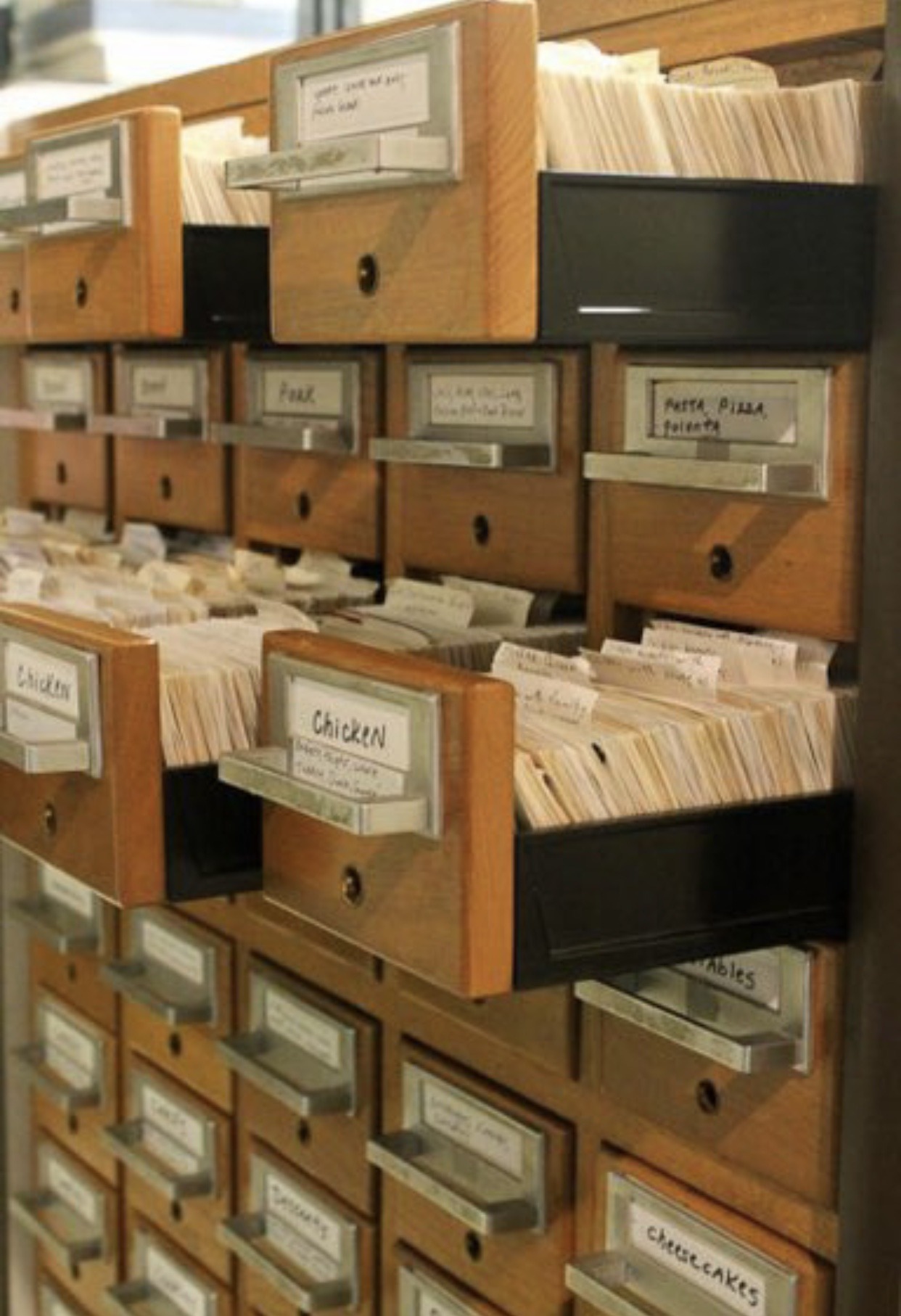 Информационных системах библиотеках архивах фондах. Архив картотека. Архивный каталог. Ящики для архива. Каталог в библиотеке.