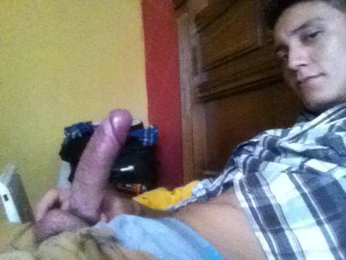 tontongrande:  Su wacho flaite para gozar pajeandose cabros rqls…..
