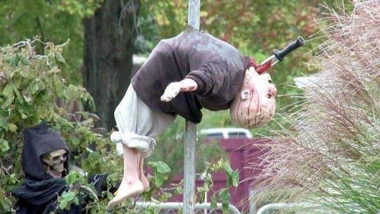 catchymemes:   Ohio woman decorates her house (which is on a school route). Neighbors react. Awesome or inappropriate? 