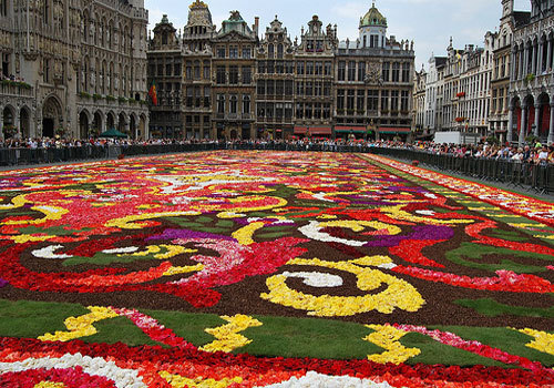 sixpenceee:  The biggest flower carpet in the world. It is located in Brussels. It’s to pay tribute to the estimated 220,000 Turks who began coming to Brussels 50 years ago under an immigration pact. (Source)