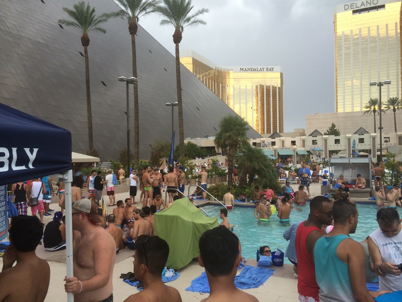 carrrlos17:  Fuck yeah.   😱POOL PARTY at Luxor Hotel Las Vegas 2014