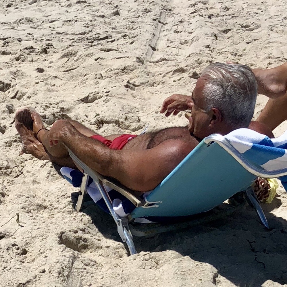 astorianyhairydad:  daddiesonthego: Silver Fox Muscle Beach Daddy soaking in the