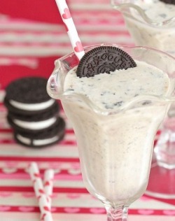 foodsforus:Cookies and cream milkshakes!