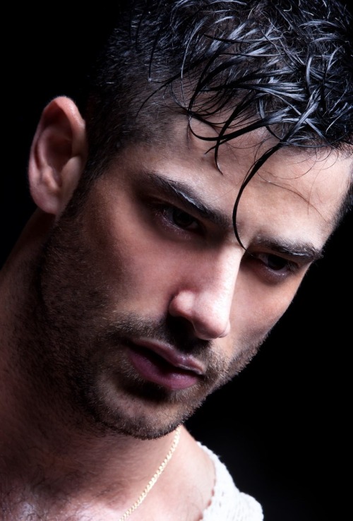 mrbiggest:  NOT EVEN NAKED AND HE’S HOT AND GETTING ME HORNY 